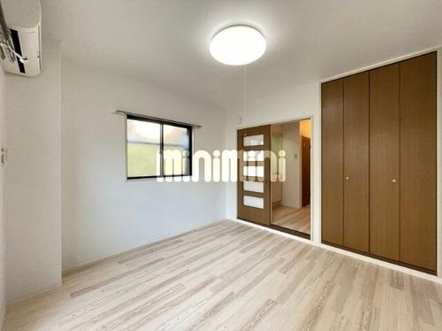 ハイツ友の居間