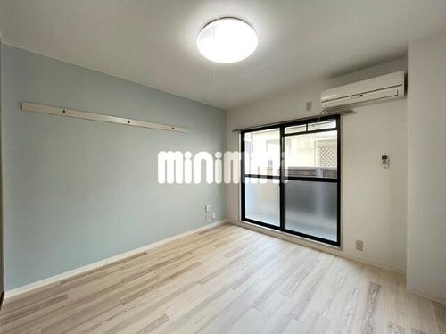 ハイツ友の居間