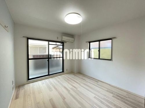 ハイツ友の居間