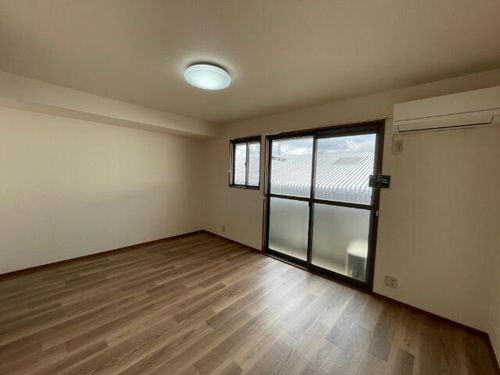 パイン・ウォールの居間