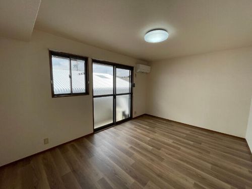 パイン・ウォールの居間