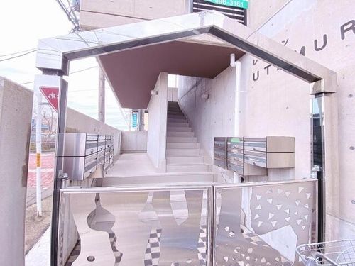 レジデンウタムラの玄関