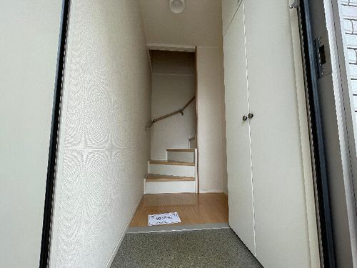 花の木壱番館の玄関