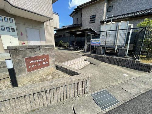 ラポール絲田の玄関
