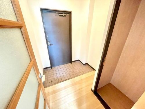 ヴィレッジ広和の玄関