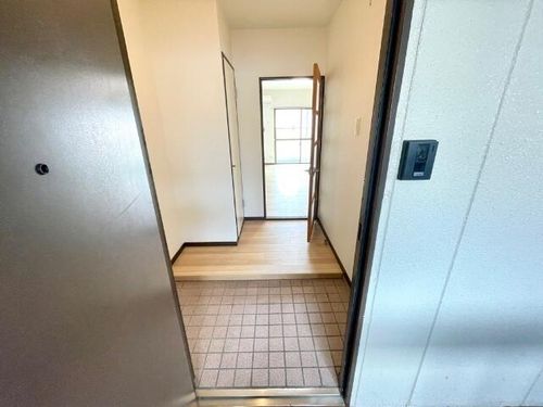 ヴィレッジ広和の玄関