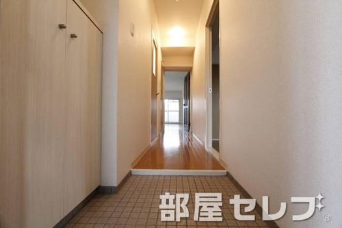 鴻ノ巣ヒルズビルの玄関
