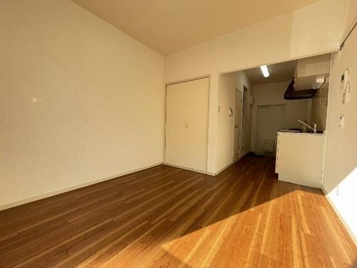 フレグランス荒池の居間