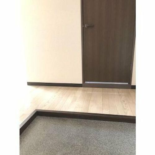 グランデュア小塚の玄関