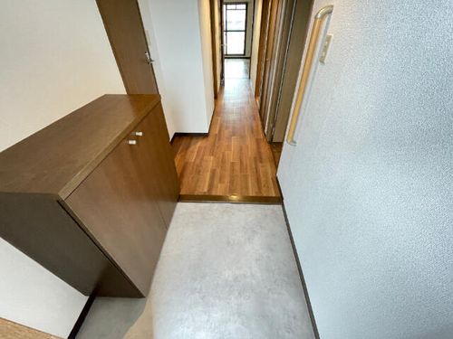 サニーヒルズ釜ヶ洞B棟の玄関