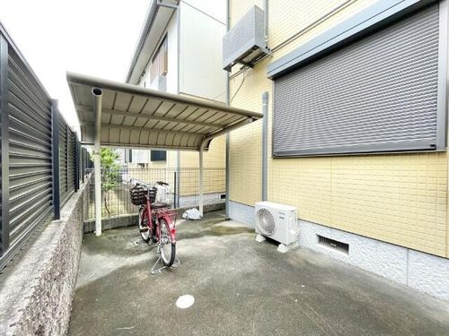 ニューディアス中根の玄関