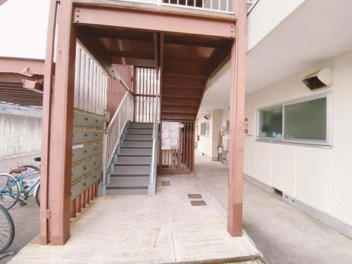 カネハイツの玄関