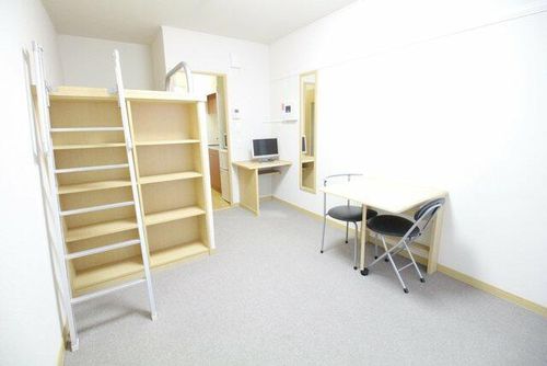 レオパレスゴールドファイブの居間