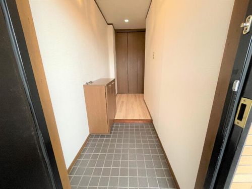 ハイツレフィナードの玄関