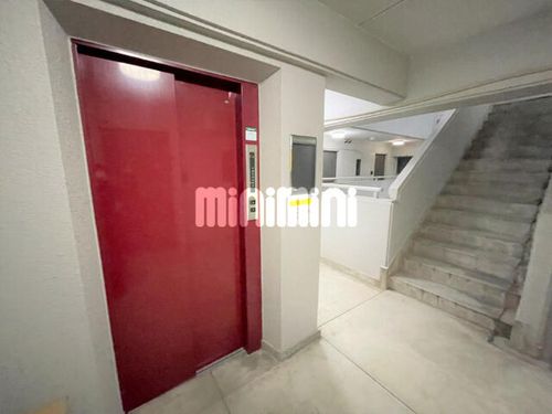 ファーストスプリングの玄関