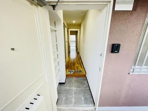 清風マンションの玄関