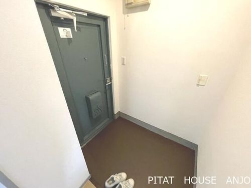 湫マンションの玄関