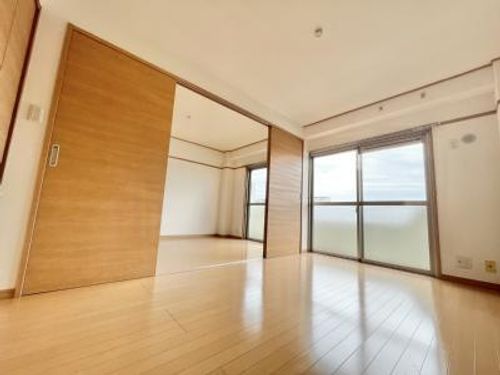 岡部ビルの居間