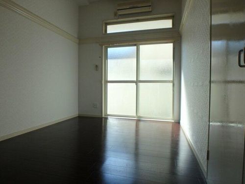 メゾン・T大久保104の居間