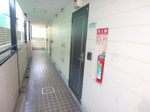 メゾン・T大久保104の玄関