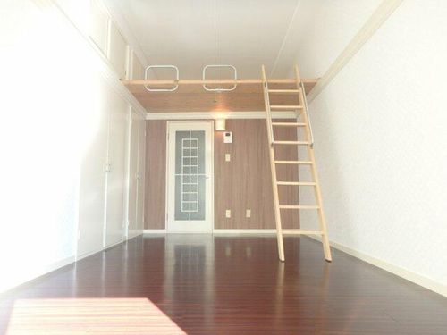 メゾン・T大久保104の居間