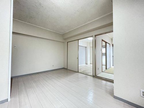 浅井第2ビルの居間