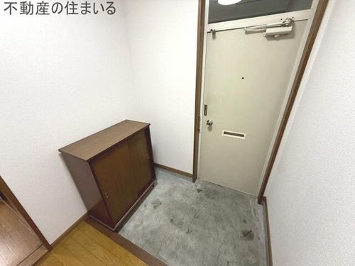 中のマンションDの玄関