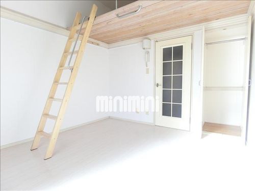 レオパレス廿軒家の居間