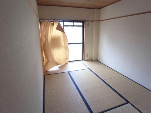 ジョイ神宮の居間