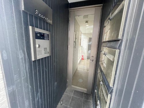 フェリーク新栄の玄関