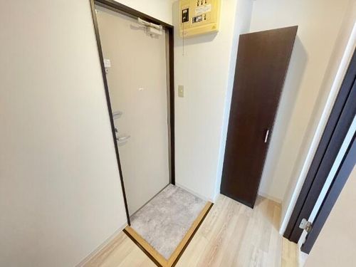 フェリーク新栄の玄関