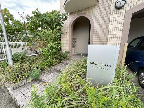グレイスプラザ上条の玄関
