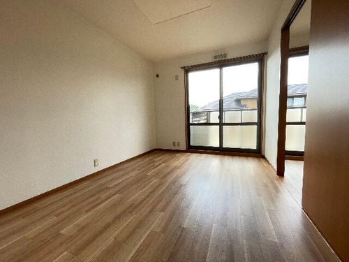 メゾン越戸Cの居間