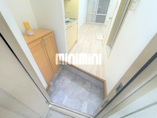 ジュネス向イ山の玄関