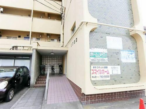 紫磨ビルの玄関