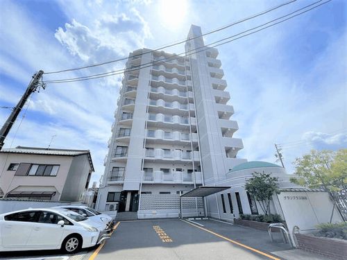 グランプラス西島の外観