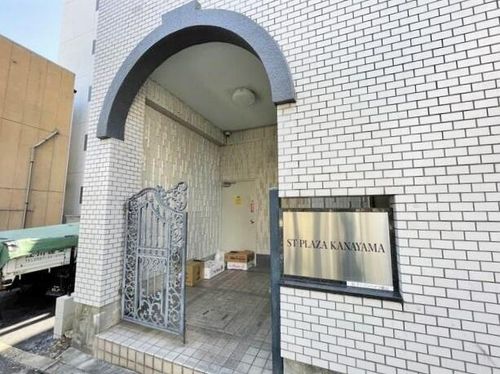 ST PLAZA KANAYAMAの玄関