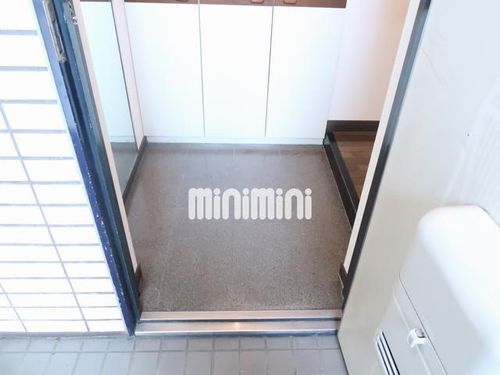 インテリジェント高間台Ⅱ号館の玄関