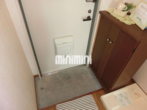 ハイツイーストリバーパインの玄関