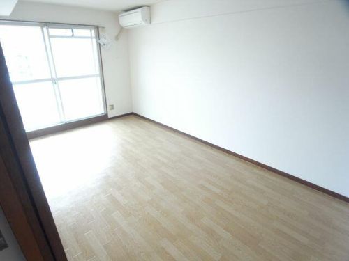 東昭ビルの居間