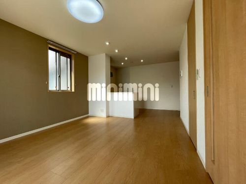 バトーエメロード Aの居間