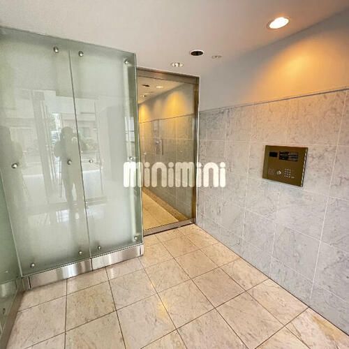 丸の内タナカビルの玄関