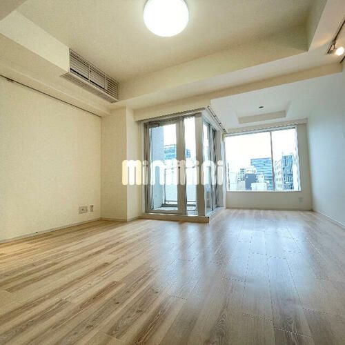 丸の内タナカビルの居間