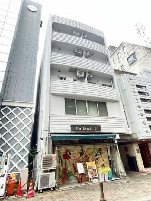 石塚ビルの玄関