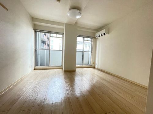 石塚ビルの居間