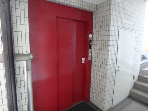 サンピアオカヤスの玄関