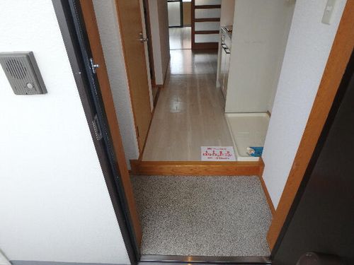 サンピアオカヤスの玄関