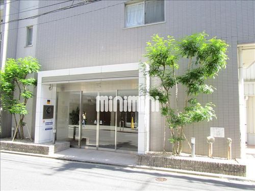 カスタリア栄の玄関