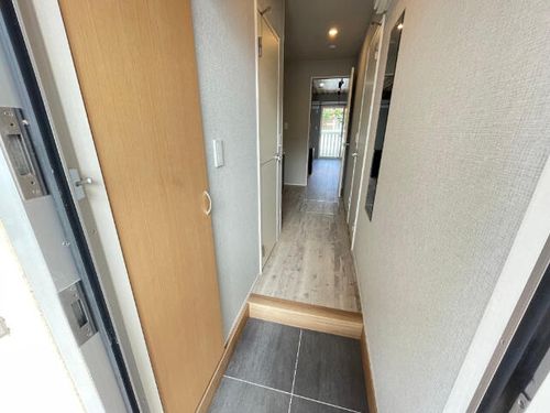 メゾンひかる201の玄関