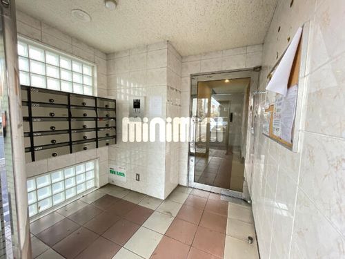 メゾン広路通の玄関